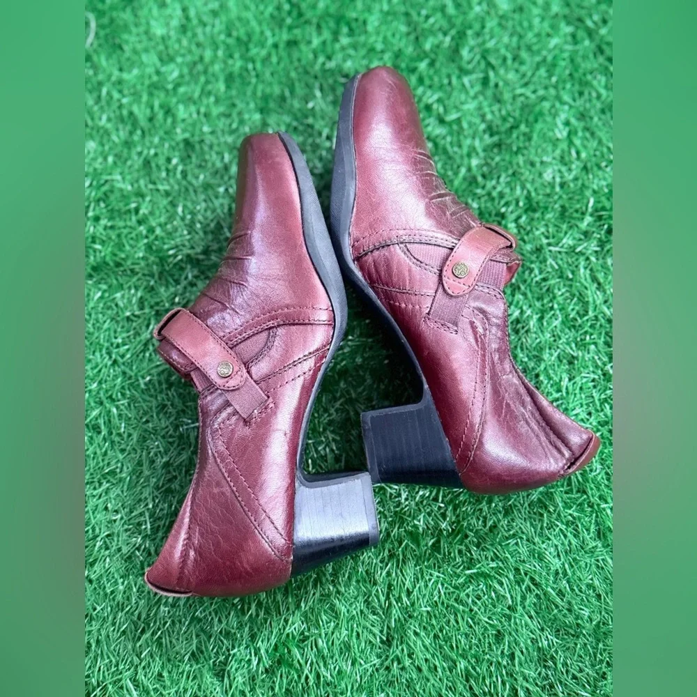 Clarks Rosalyn Nicole‎ womens Slip-On Loafer Size 6.5M Wine leather